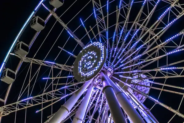 Dönme dolabın ışıklandırılmış ışıkları. Bakü, Azerbaycan.