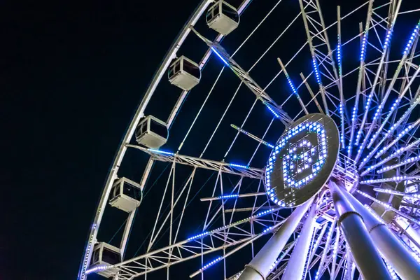 Dönme dolabın ışıklandırılmış ışıkları. Bakü, Azerbaycan.