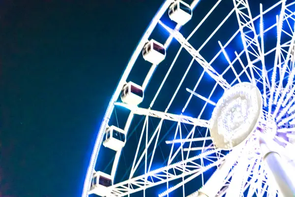 Dönme dolabın ışıklandırılmış ışıkları. Bakü, Azerbaycan.