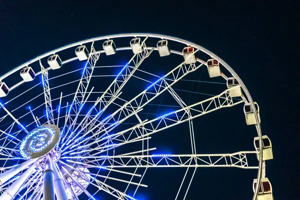 Dönme dolabın ışıklandırılmış ışıkları. Bakü, Azerbaycan.