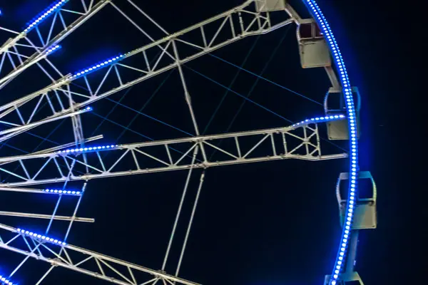 Dönme dolabın ışıklandırılmış ışıkları. Bakü, Azerbaycan.