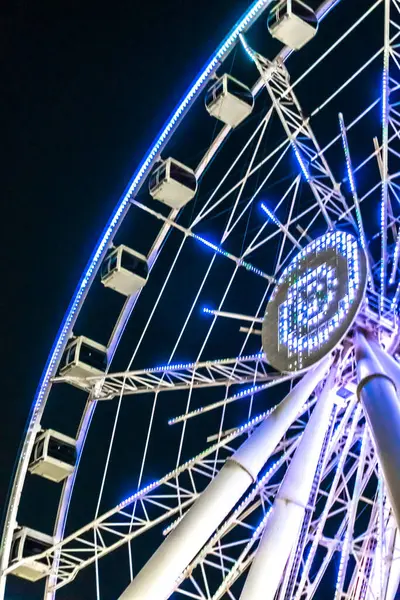 Dönme dolabın ışıklandırılmış ışıkları. Bakü, Azerbaycan.