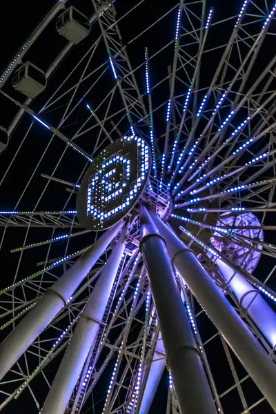 Dönme dolabın ışıklandırılmış ışıkları. Bakü, Azerbaycan.