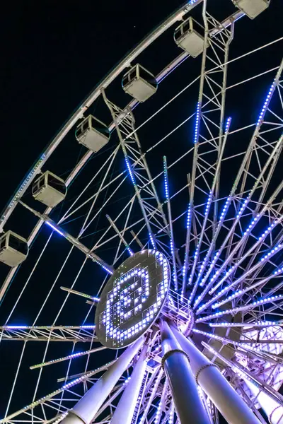 Dönme dolabın ışıklandırılmış ışıkları. Bakü, Azerbaycan.