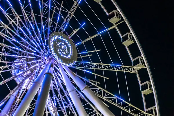 Dönme dolabın ışıklandırılmış ışıkları. Bakü, Azerbaycan.