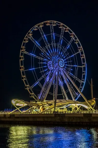 Dönme dolabın ışıklandırılmış ışıkları. Bakü, Azerbaycan.