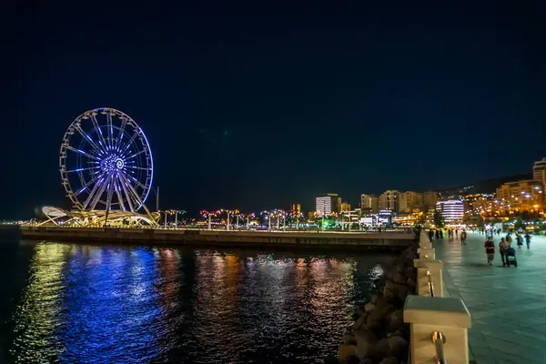 Dönme dolabın ışıklandırılmış ışıkları. Bakü, Azerbaycan.