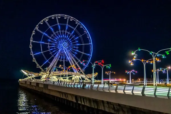 Dönme dolabın ışıklandırılmış ışıkları. Bakü, Azerbaycan.