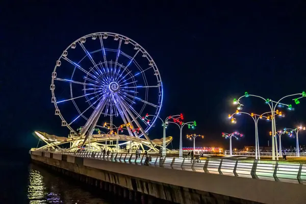 Dönme dolabın ışıklandırılmış ışıkları. Bakü, Azerbaycan.