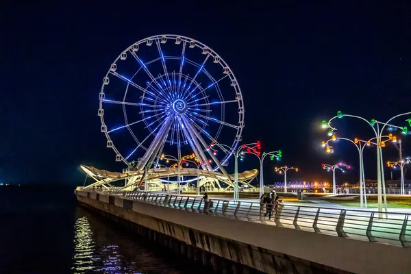 Dönme dolabın ışıklandırılmış ışıkları. Bakü, Azerbaycan.