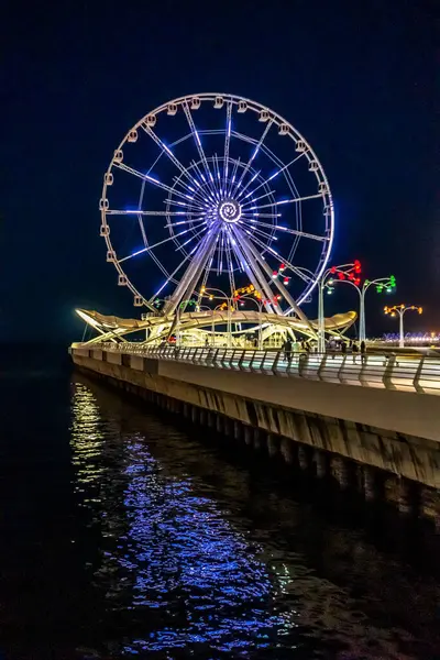 Dönme dolabın ışıklandırılmış ışıkları. Bakü, Azerbaycan.