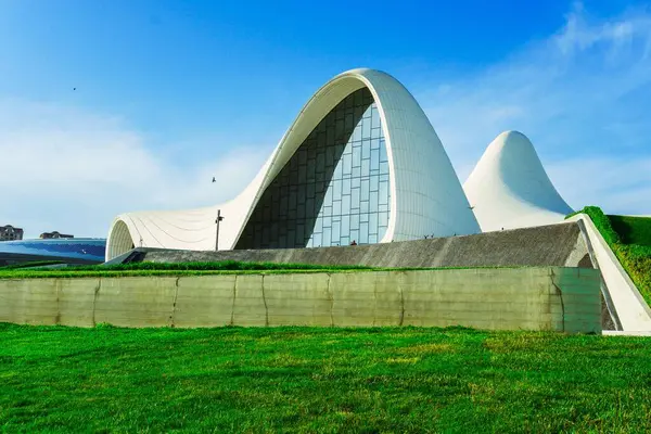 Bakü, Azerbaycan 'daki Heydar Aliyev Merkezi.