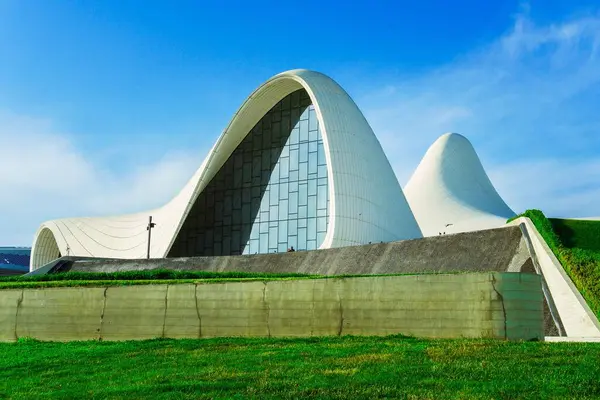 Bakü, Azerbaycan 'daki Heydar Aliyev Merkezi.