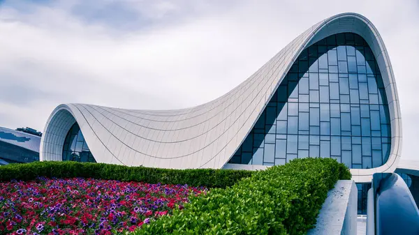 Heydar Aliyev Merkezi, Azerbaycan 'ın Bakü kentinde çok ünlü bir turizm merkezi.