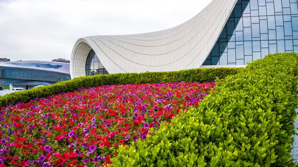 Heydar Aliyev Merkezi, Azerbaycan 'ın Bakü kentinde çok ünlü bir turizm merkezi.
