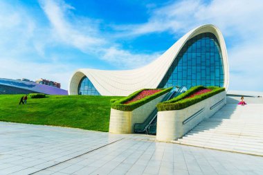 Heydar Aliyev Merkezi, Azerbaycan 'ın Bakü kentinde çok ünlü bir turizm merkezi.