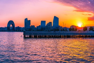 Bakü, Azerbaycan 'da inanılmaz bir gün batımı anı. Tatil, doğa ve yaşam tarzı kavramı.