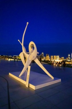 Gece görüşü. Heydar Aliyev Merkezi. Bakü, Azerbaycan.