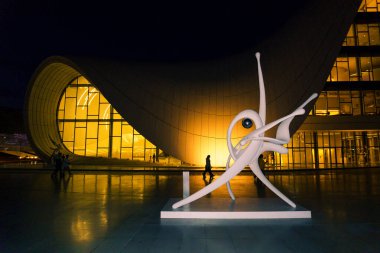 Gece görüşü. Heydar Aliyev Merkezi. Bakü, Azerbaycan.