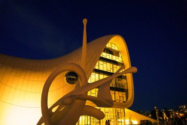 Gece görüşü. Heydar Aliyev Merkezi. Bakü, Azerbaycan.