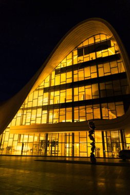 Gece görüşü. Heydar Aliyev Merkezi. Bakü, Azerbaycan.