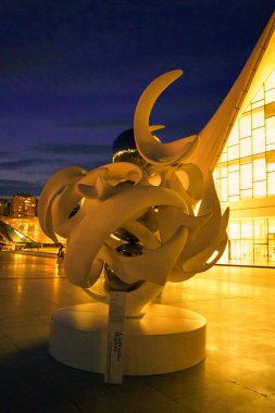 Gece görüşü. Heydar Aliyev Merkezi. Bakü, Azerbaycan.