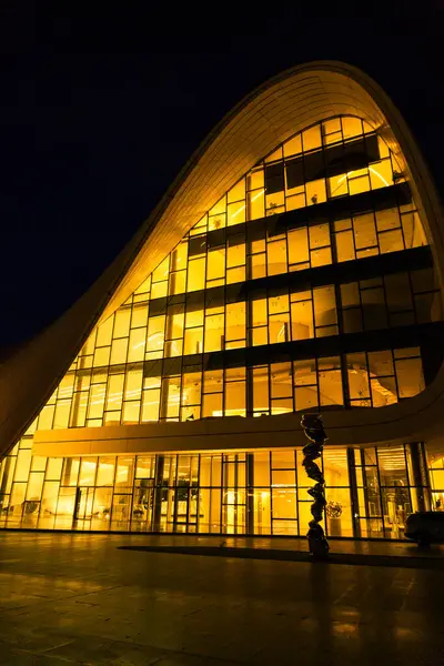Gece görüşü. Heydar Aliyev Merkezi. Bakü, Azerbaycan.