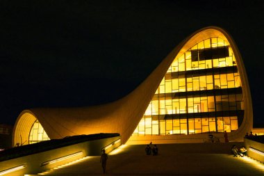 Gece görüşü. Heydar Aliyev Merkezi. Bakü, Azerbaycan.