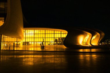 Gece görüşü. Heydar Aliyev Merkezi. Bakü, Azerbaycan.