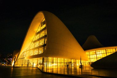 Şehir merkezinde gece vakti yakalanışı. Bakü, Azerbaycan.