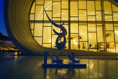 Şehir merkezinde gece vakti yakalanışı. Bakü, Azerbaycan.