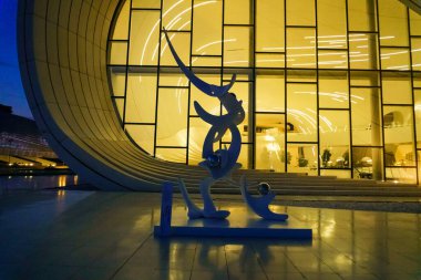 Şehir merkezinde gece vakti yakalanışı. Bakü, Azerbaycan.