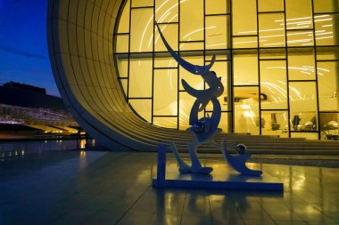 Şehir merkezinde gece vakti yakalanışı. Bakü, Azerbaycan.