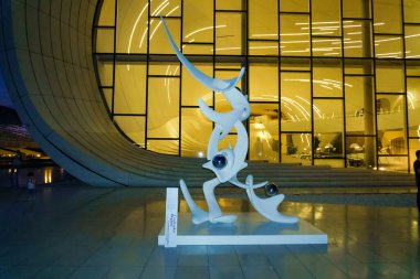 Şehir merkezinde gece vakti yakalanışı. Bakü, Azerbaycan.