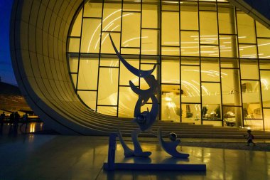 Şehir merkezinde gece vakti yakalanışı. Bakü, Azerbaycan.