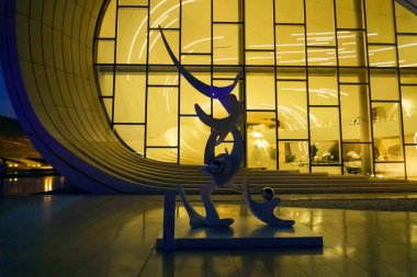 Şehir merkezinde gece vakti yakalanışı. Bakü, Azerbaycan.