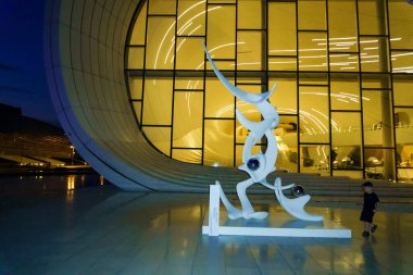 Şehir merkezinde gece vakti yakalanışı. Bakü, Azerbaycan.