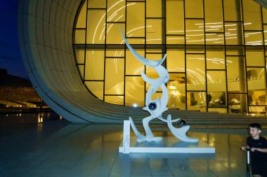 Şehir merkezinde gece vakti yakalanışı. Bakü, Azerbaycan.