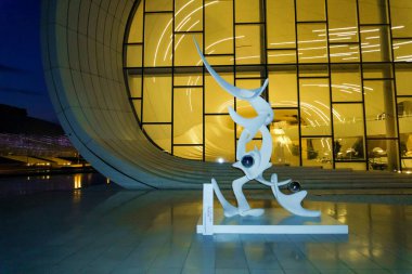 Şehir merkezinde gece vakti yakalanışı. Bakü, Azerbaycan.