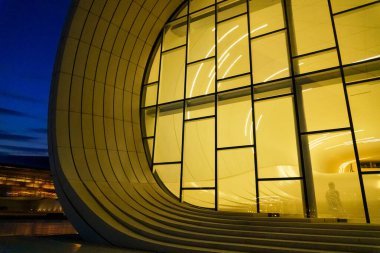 Şehir merkezinde gece vakti yakalanışı. Bakü, Azerbaycan.