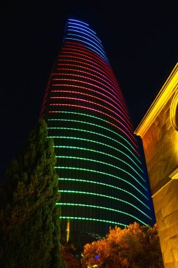 Alev Kuleleri 'nin gece görüşü. Bakü, Azerbaycan. Seyahat ve tatil konsepti.