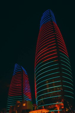 Alev Kuleleri 'nin gece görüşü. Bakü, Azerbaycan. Seyahat ve tatil konsepti.