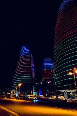 Alev Kuleleri 'nin gece görüşü. Bakü, Azerbaycan. Seyahat ve tatil konsepti.