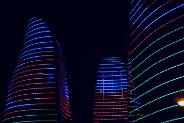 Alev Kuleleri 'nin gece ele geçirilmesi. Bakü, Azerbaycan.