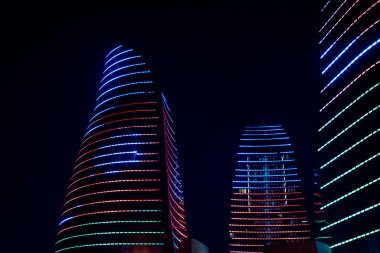Alev Kuleleri 'nin gece ele geçirilmesi. Bakü, Azerbaycan.