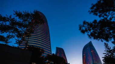 Alev Kuleleri 'nin gece ele geçirilmesi. Bakü, Azerbaycan.