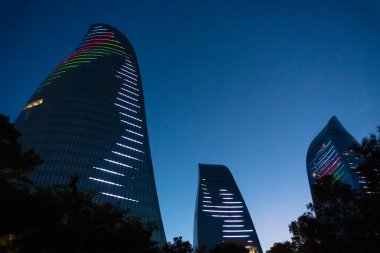 Alev Kuleleri 'nin gece ele geçirilmesi. Bakü, Azerbaycan.