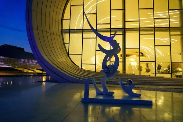 Şehir merkezinde gece vakti yakalanışı. Bakü, Azerbaycan.