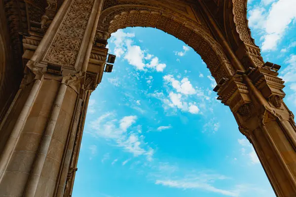 Azerbaycan, Bakü 'deki Heydar Camii. İslam, Ramazan ve din kavramı.