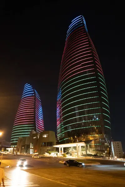 Alev Kuleleri 'nin gece görüşü. Bakü, Azerbaycan. Seyahat ve tatil konsepti.